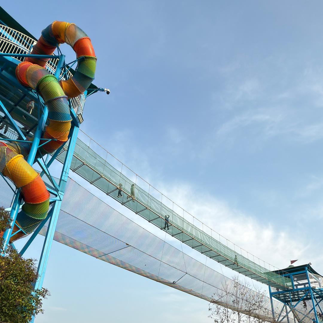 坐着拖拉机迎接春天的到来