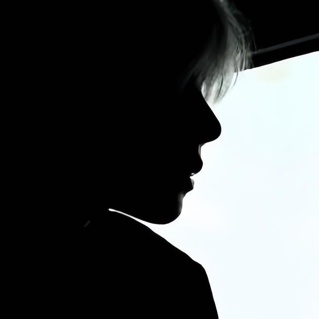 江予初.