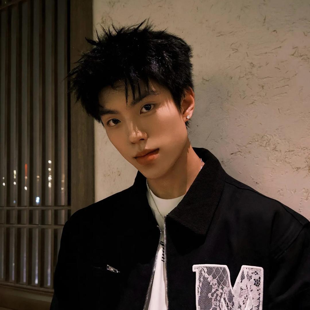 别回头向前看.（自律 自信 励志boy）