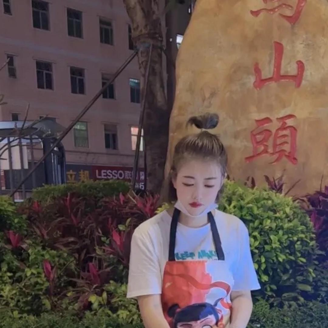 卖烤肠的小姐姐💋💋💋💋