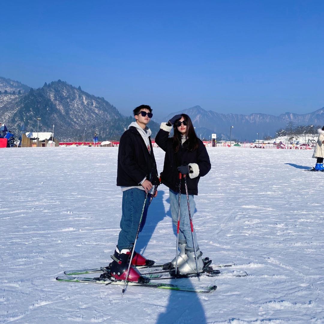 是俊飞跟婷婷呀