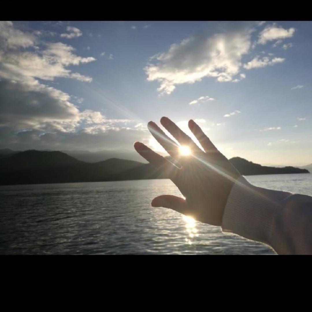 笑而～不语