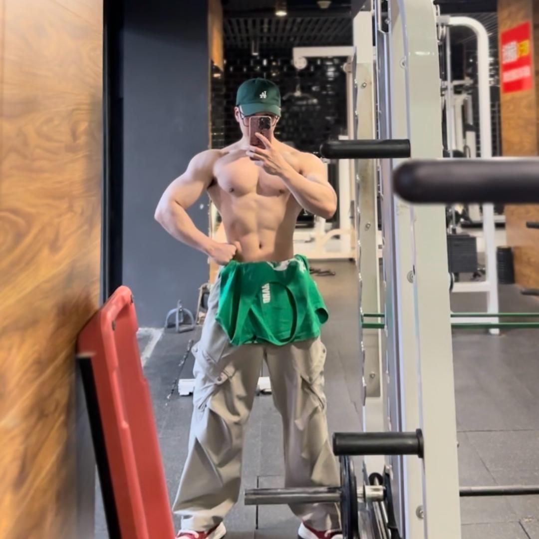 不会健身的佳玮（腹肌版）