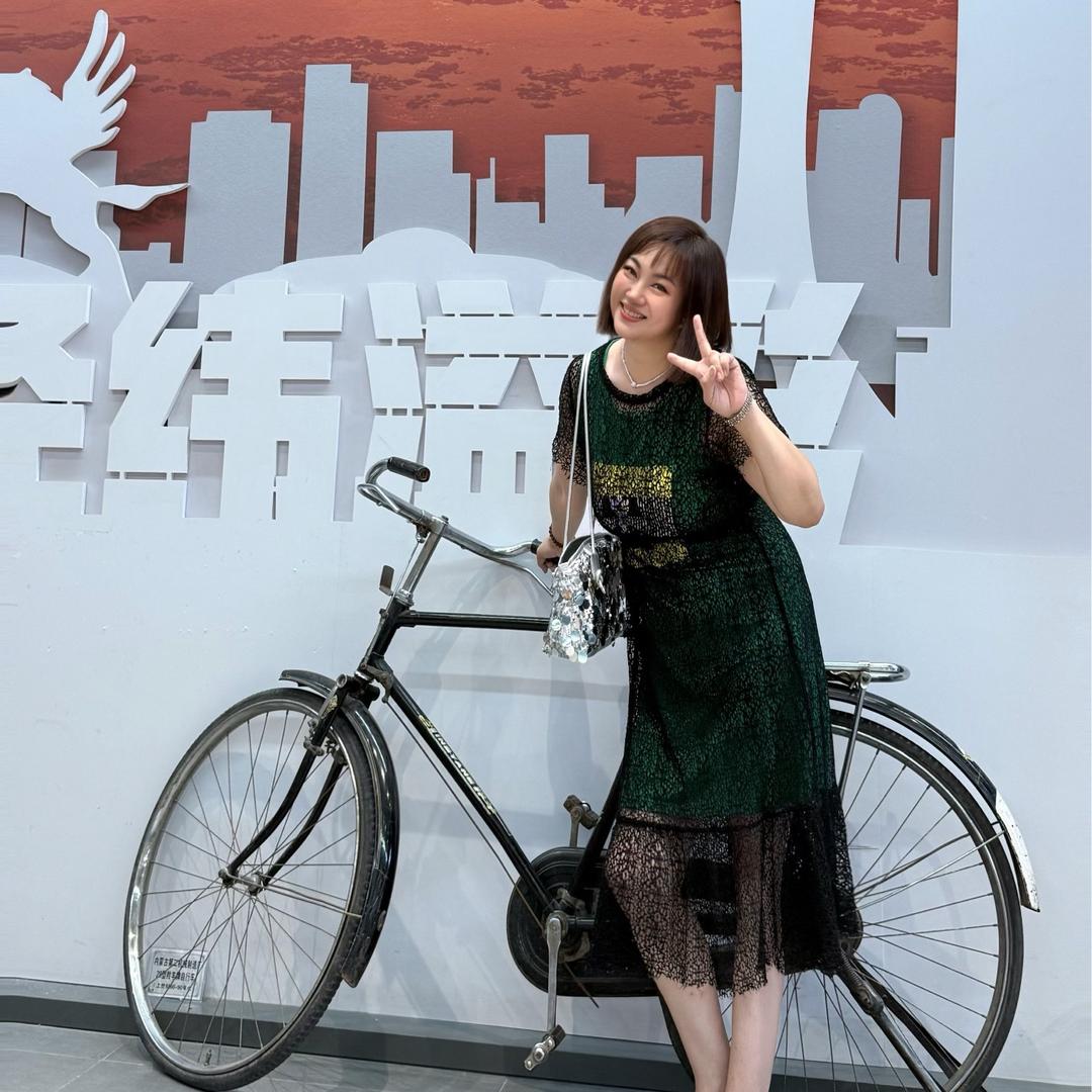 蓝海雅倩「直接留v」