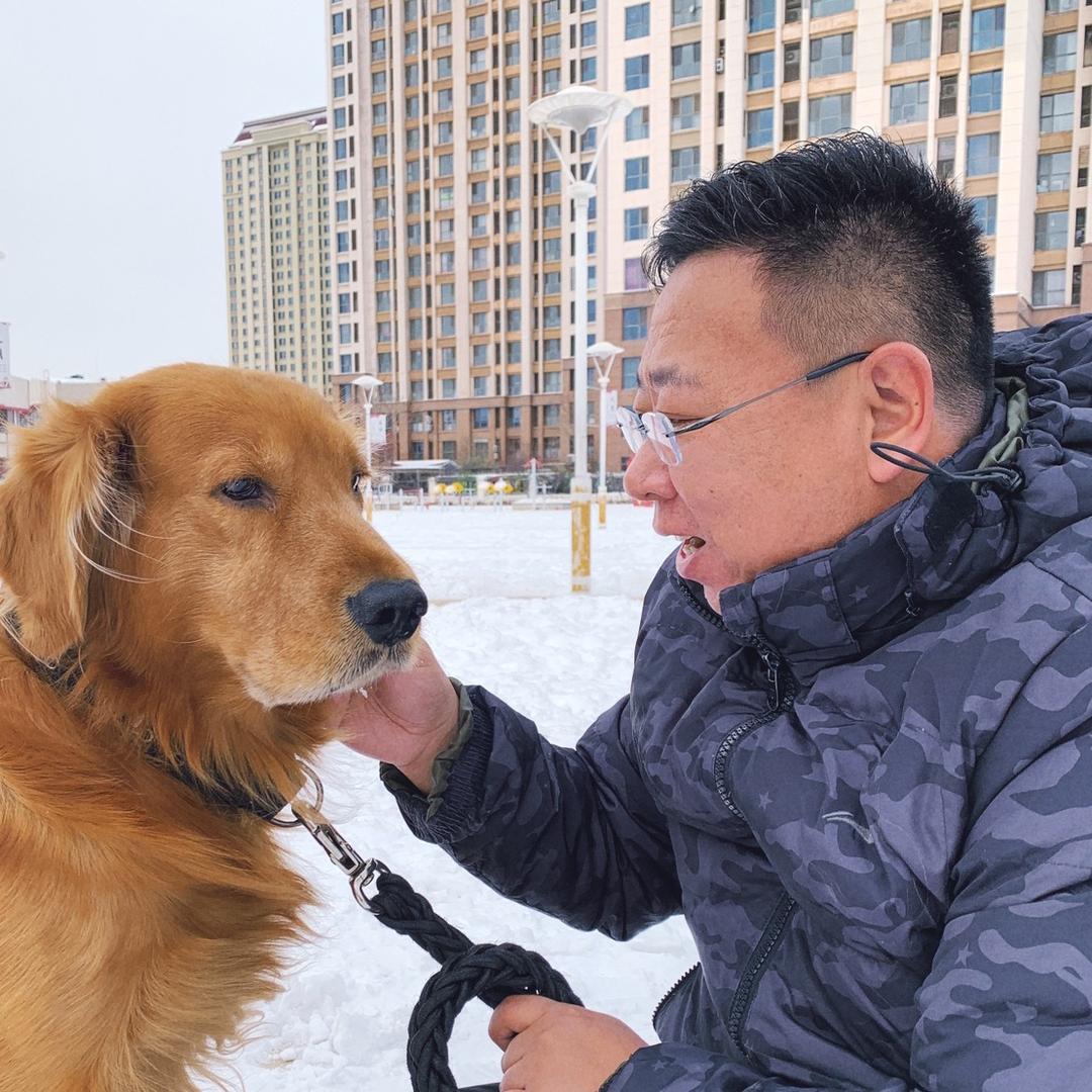 养大黄狗那男的