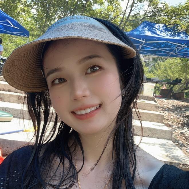 是爱吃面包的小席吖