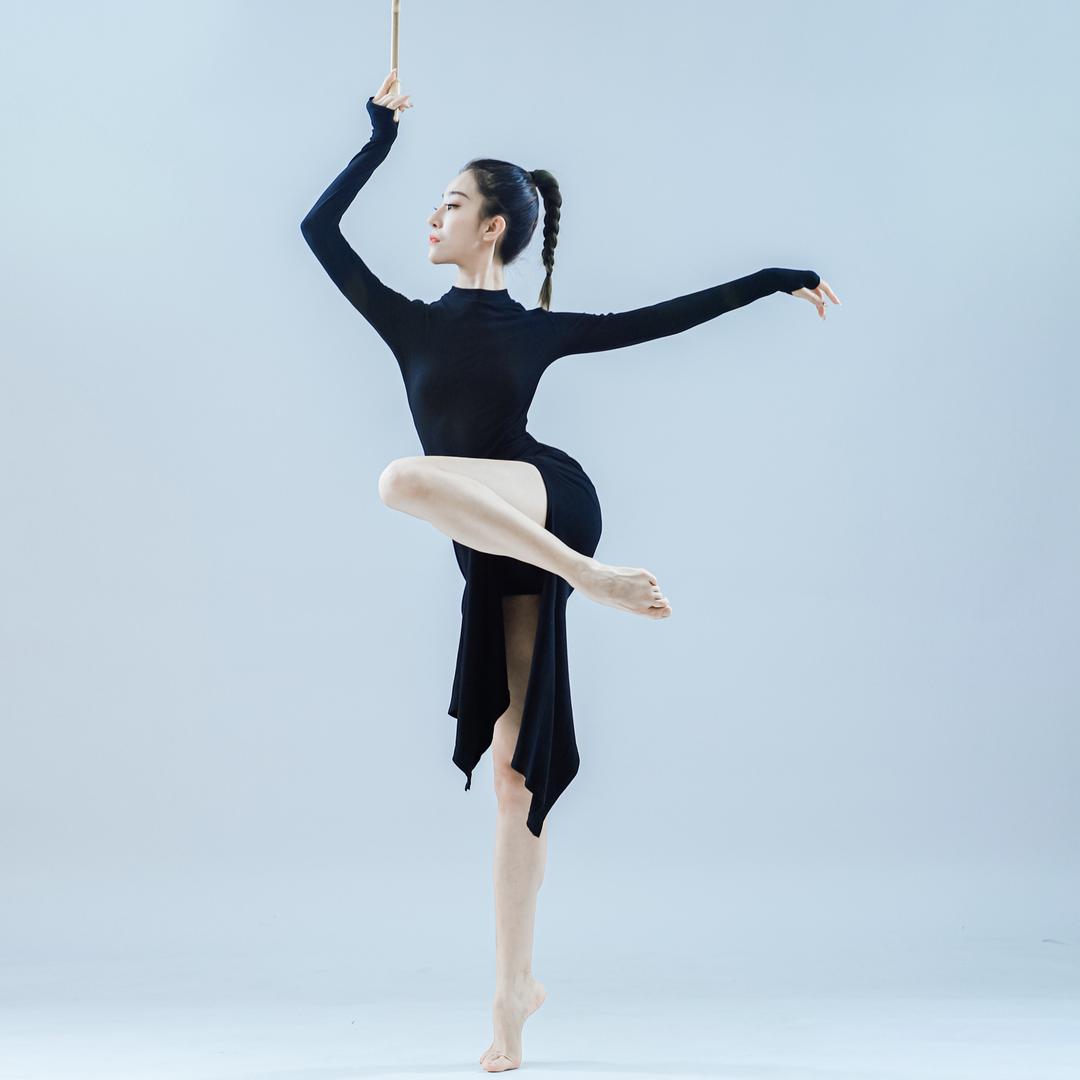 教舞蹈的郑安安。