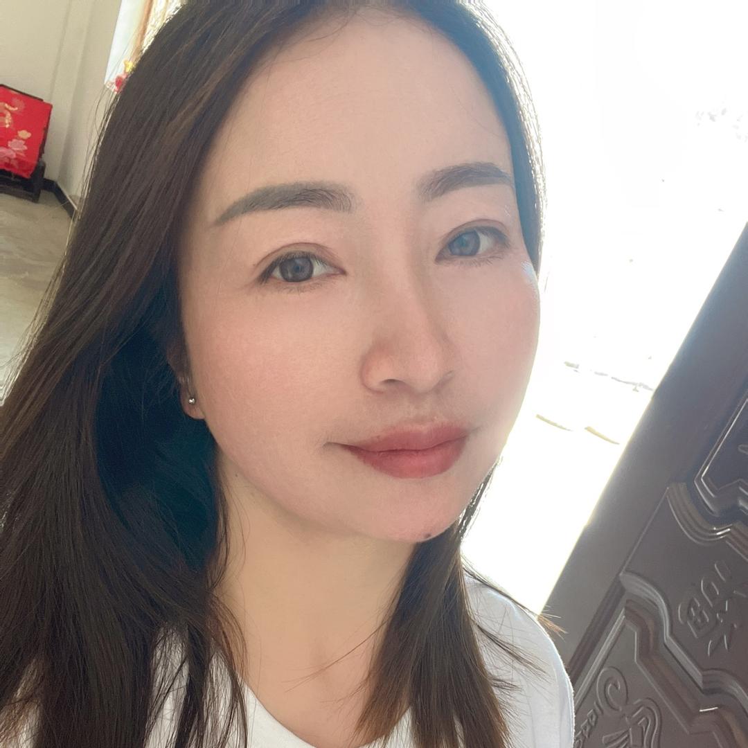 李笑起来真好看。