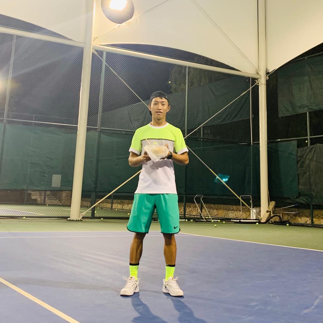 爱穿网球服的李教练