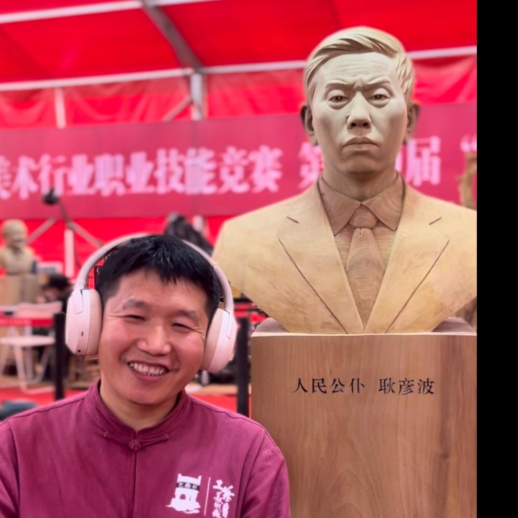做木雕的黄炳灿