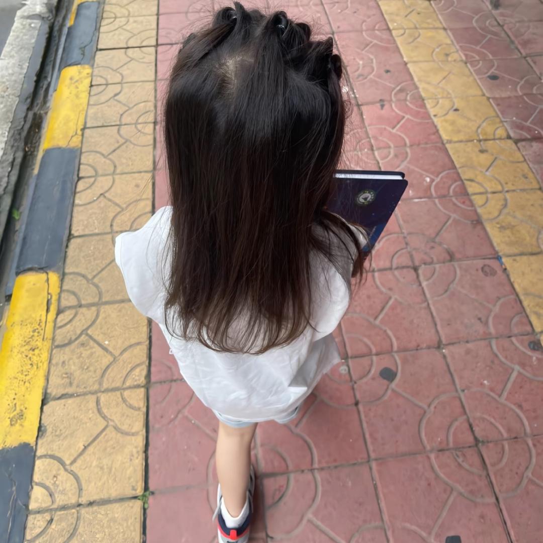 茜