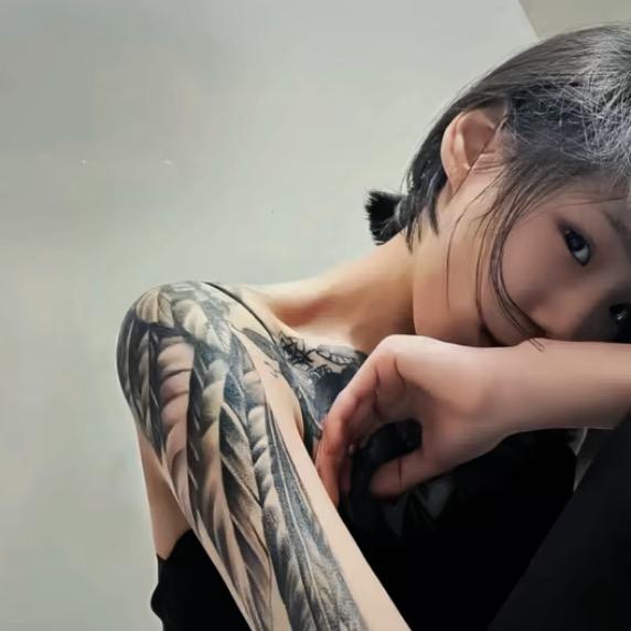 带点社会的萌妹