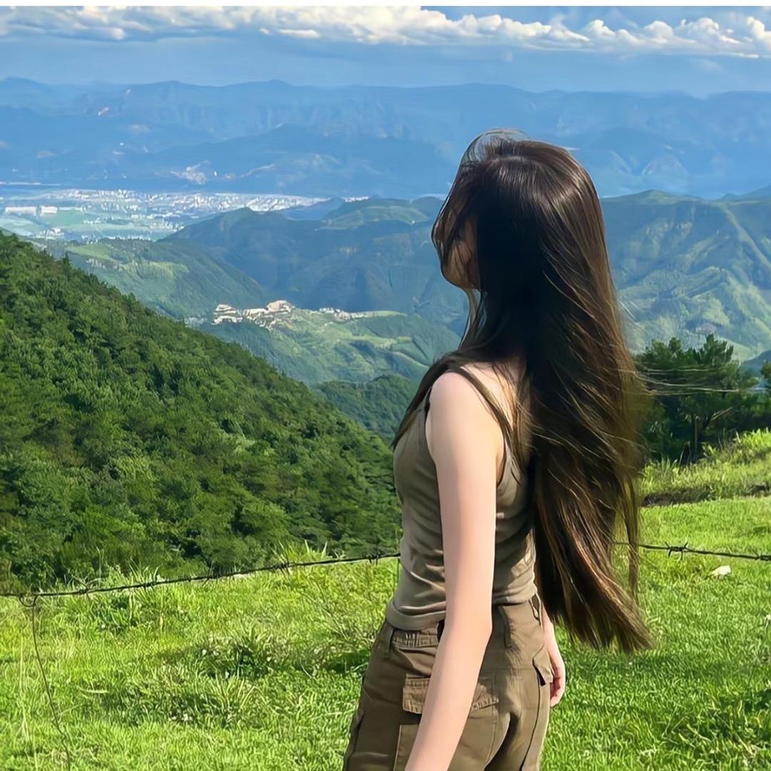 小何同学🦋🌕