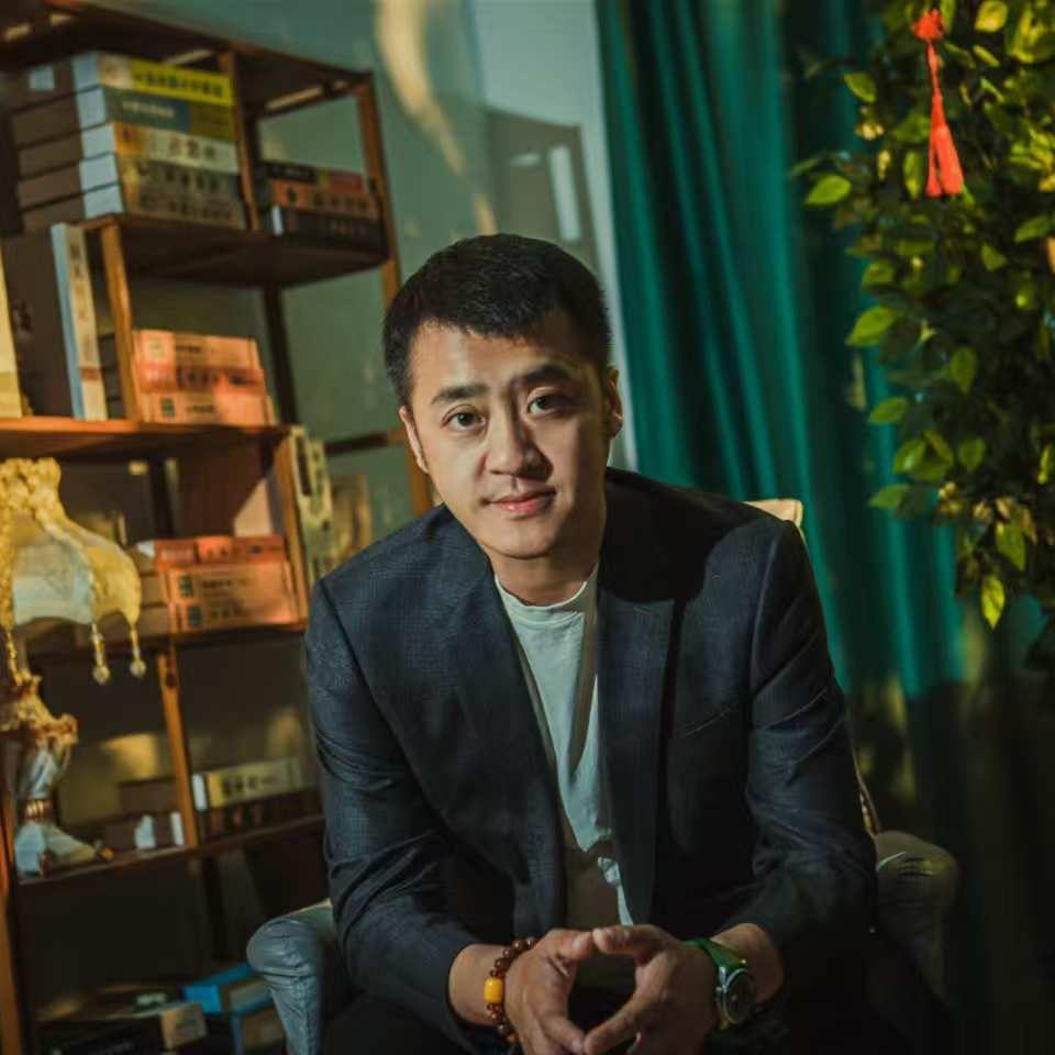 侃侃而谈的东哥