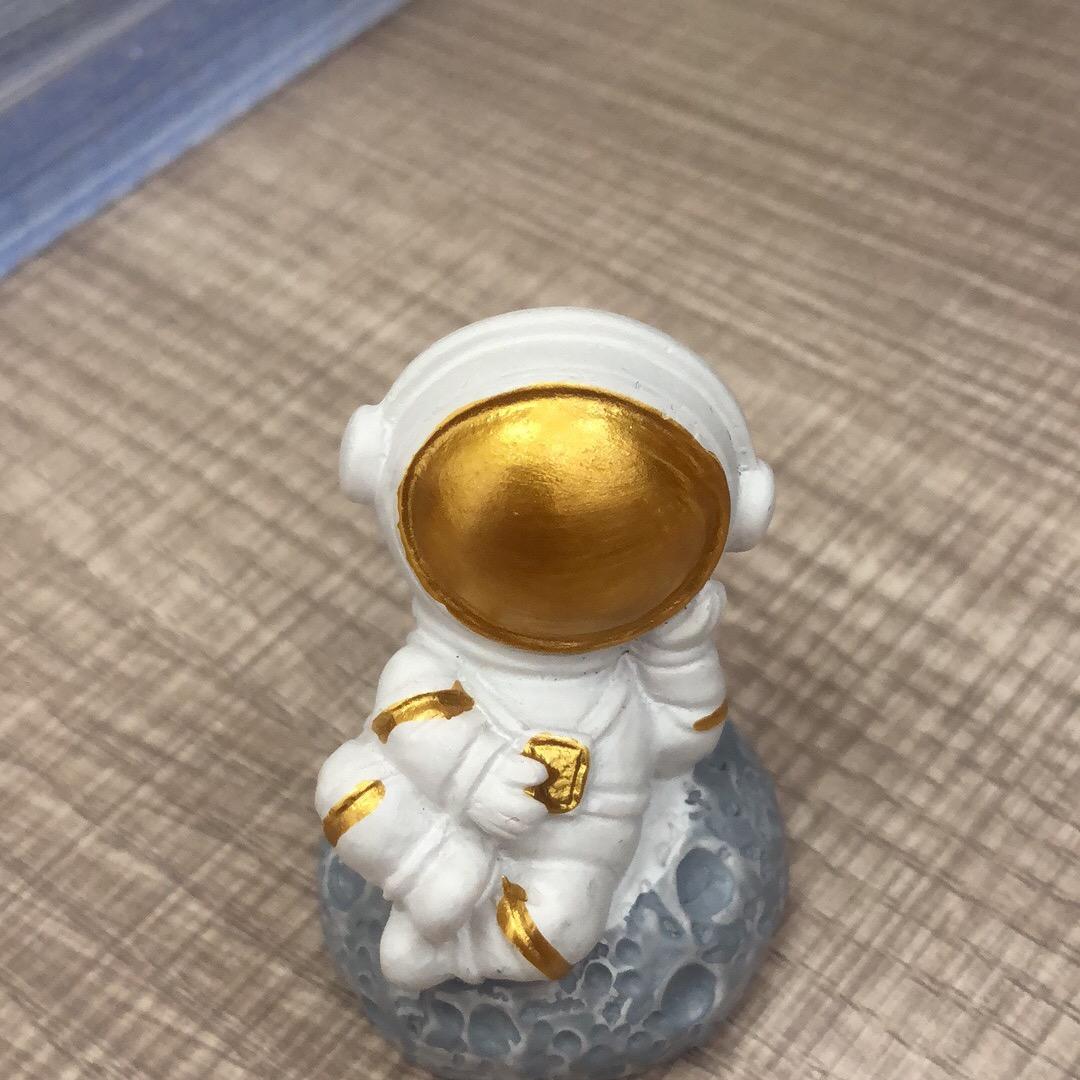 隆小凡
