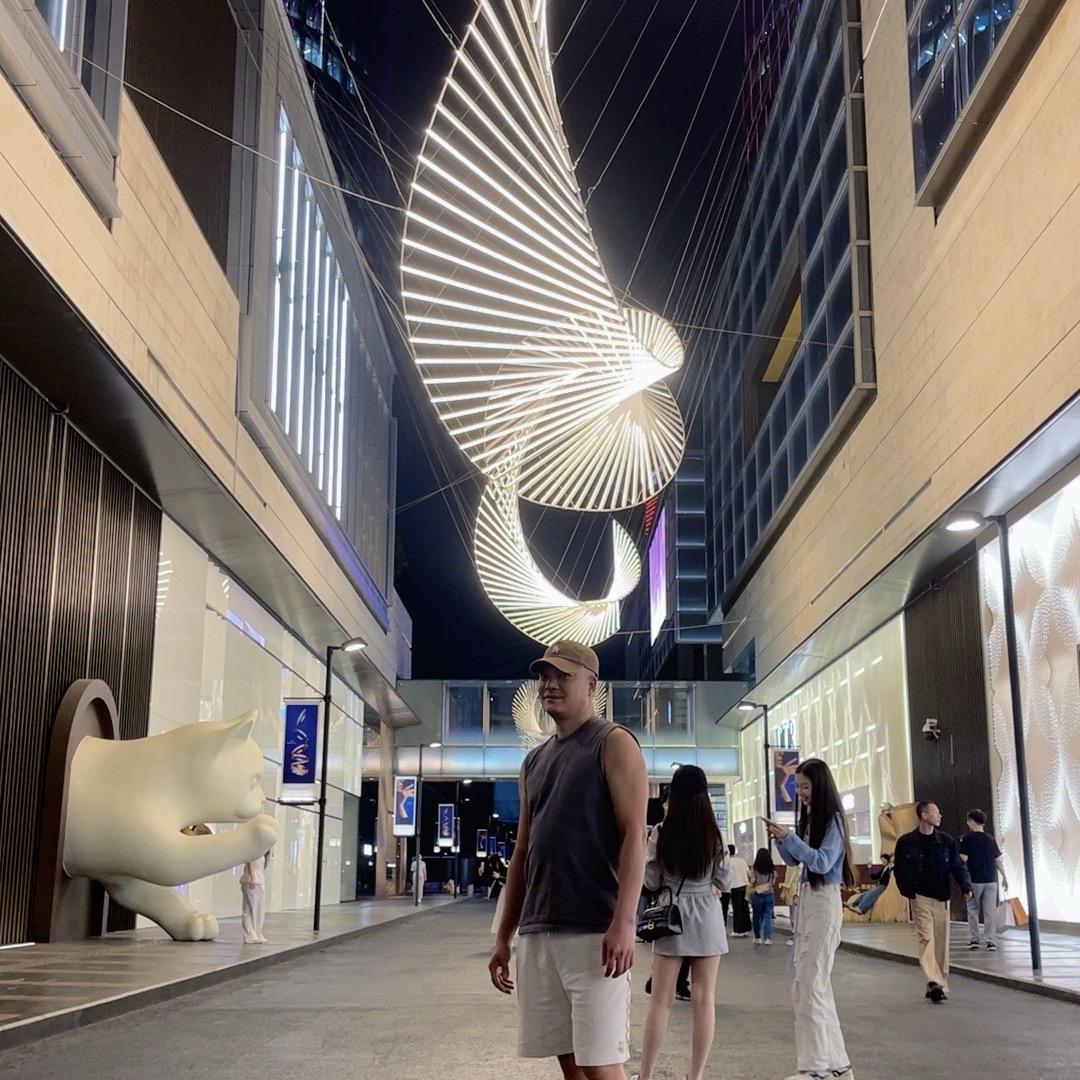 东