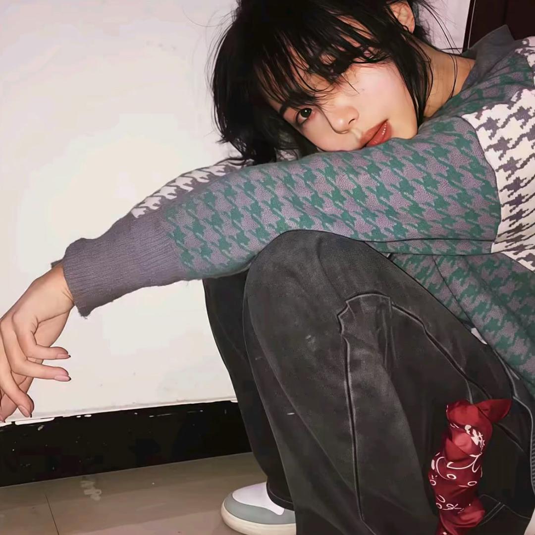 @⁥