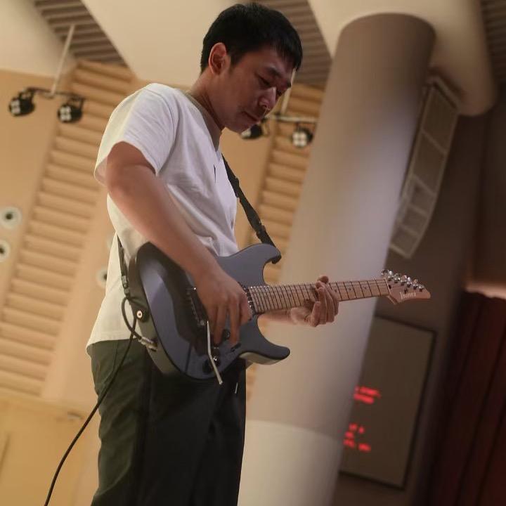 袁俊 吉他