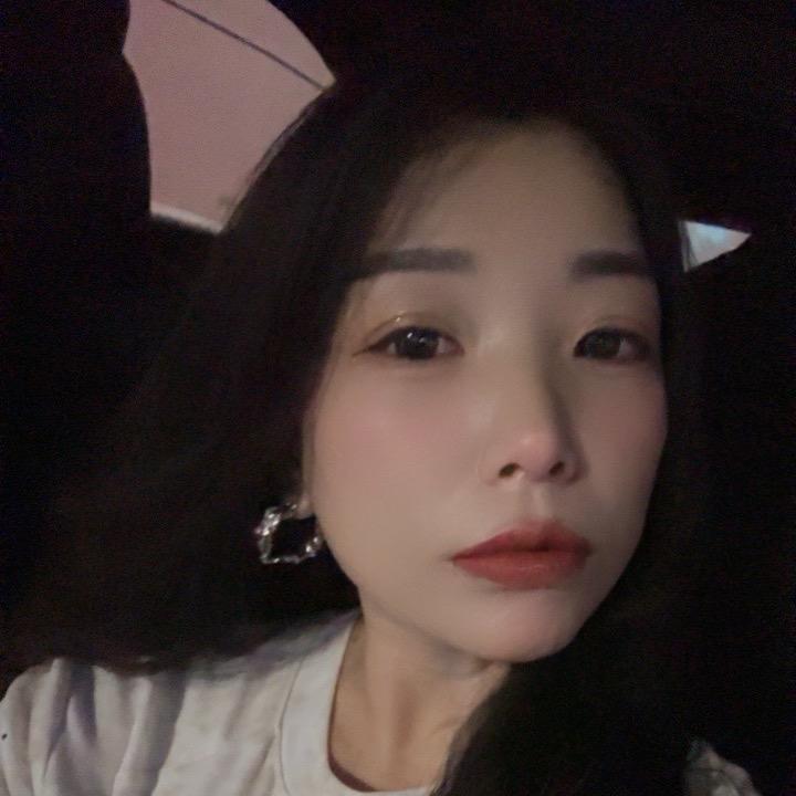 爱吃零食的美甲师