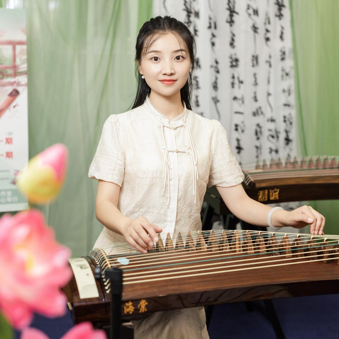 在綦江教古筝的燕子