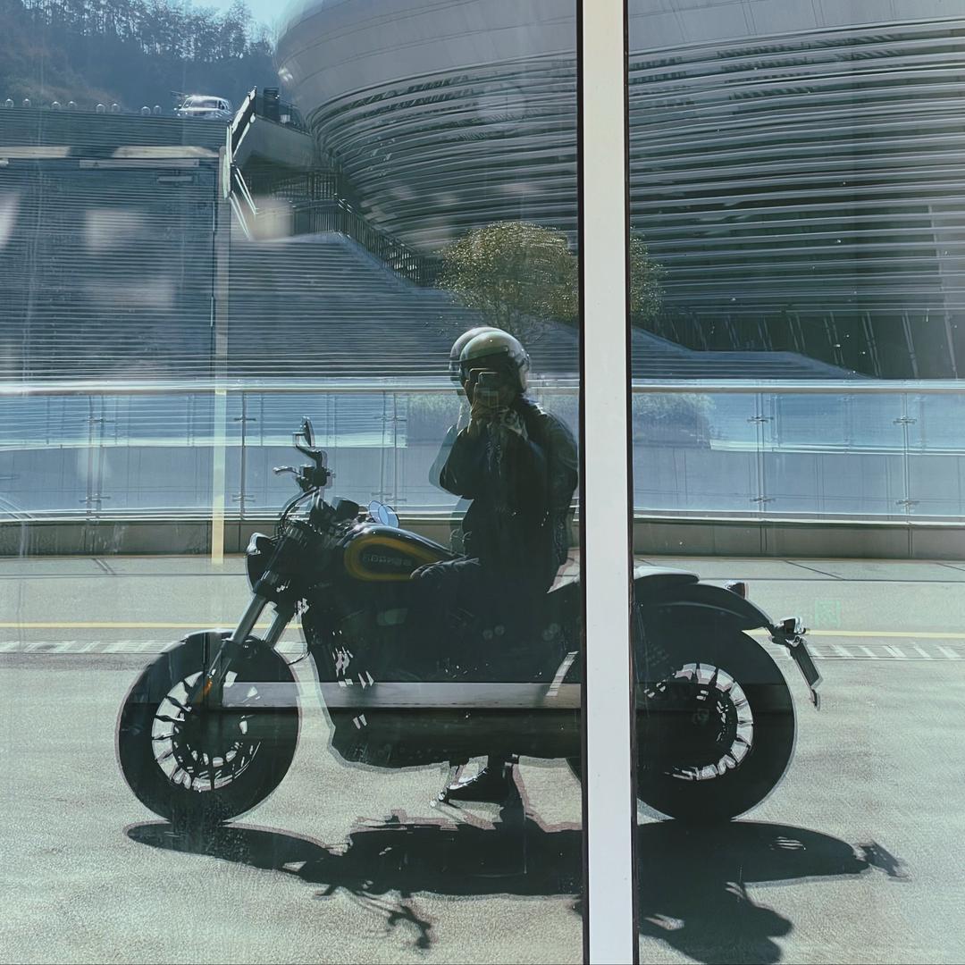 _丽哥·今天也很帅"