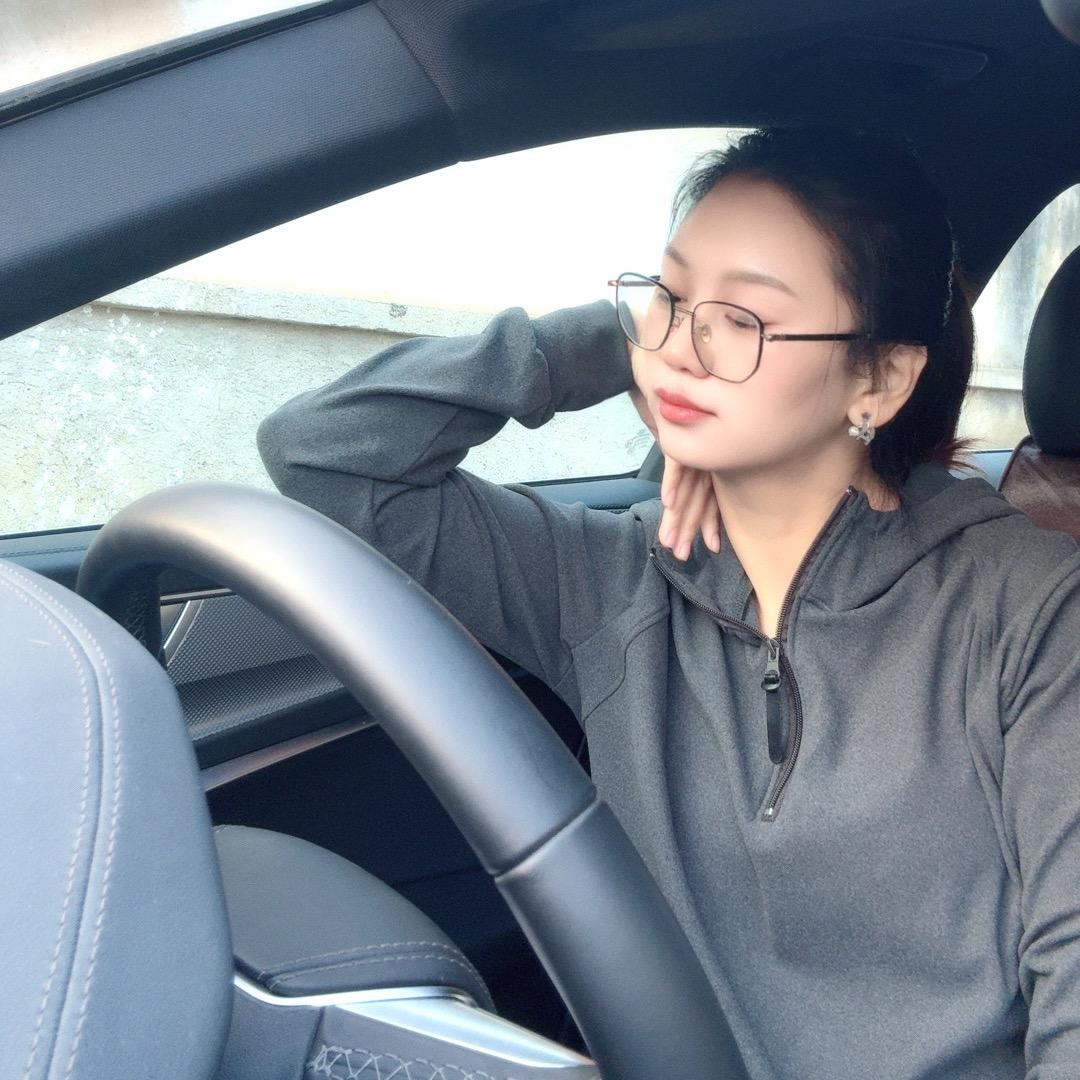 红旗奥迪婚车小姐姐