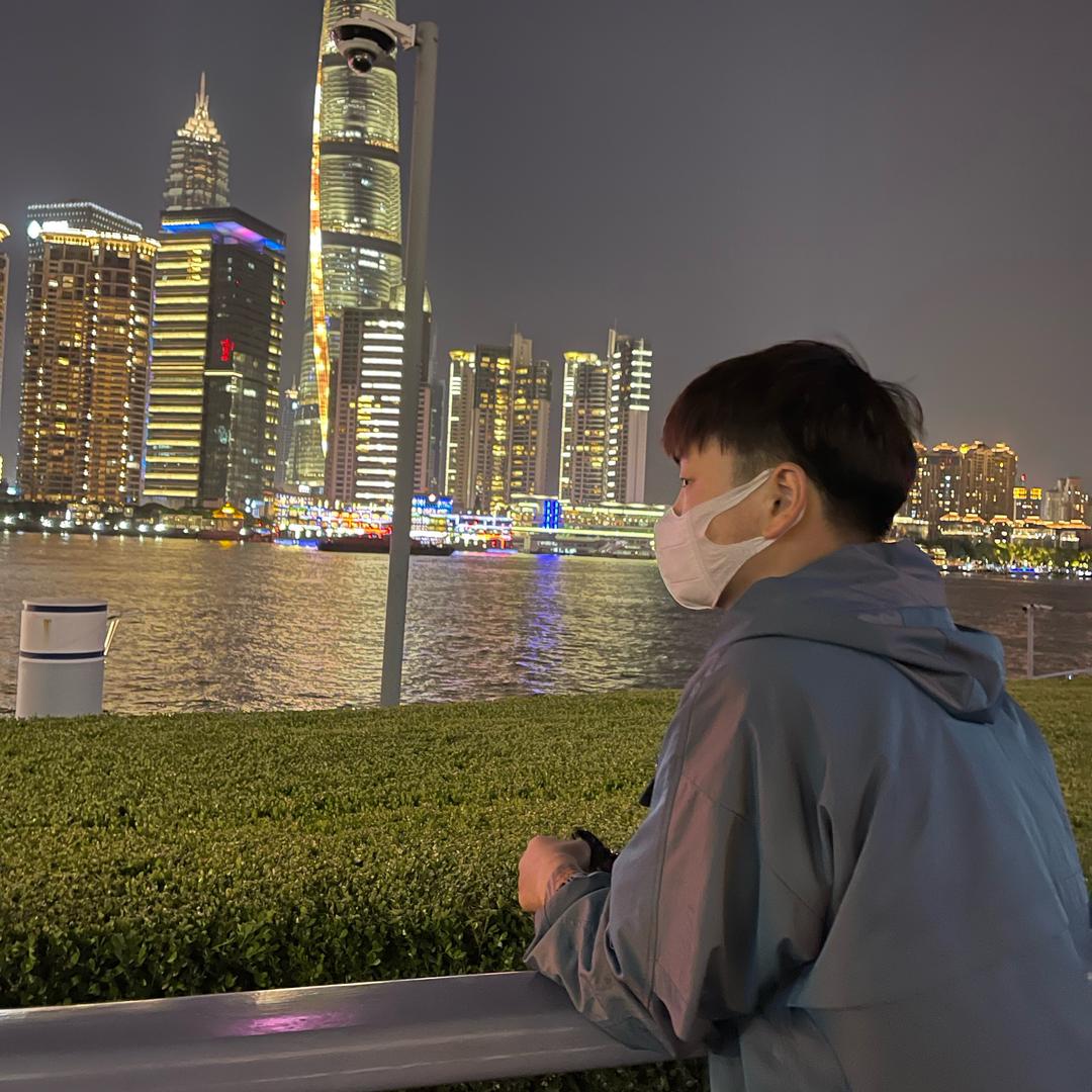 卖翡翠的小男孩