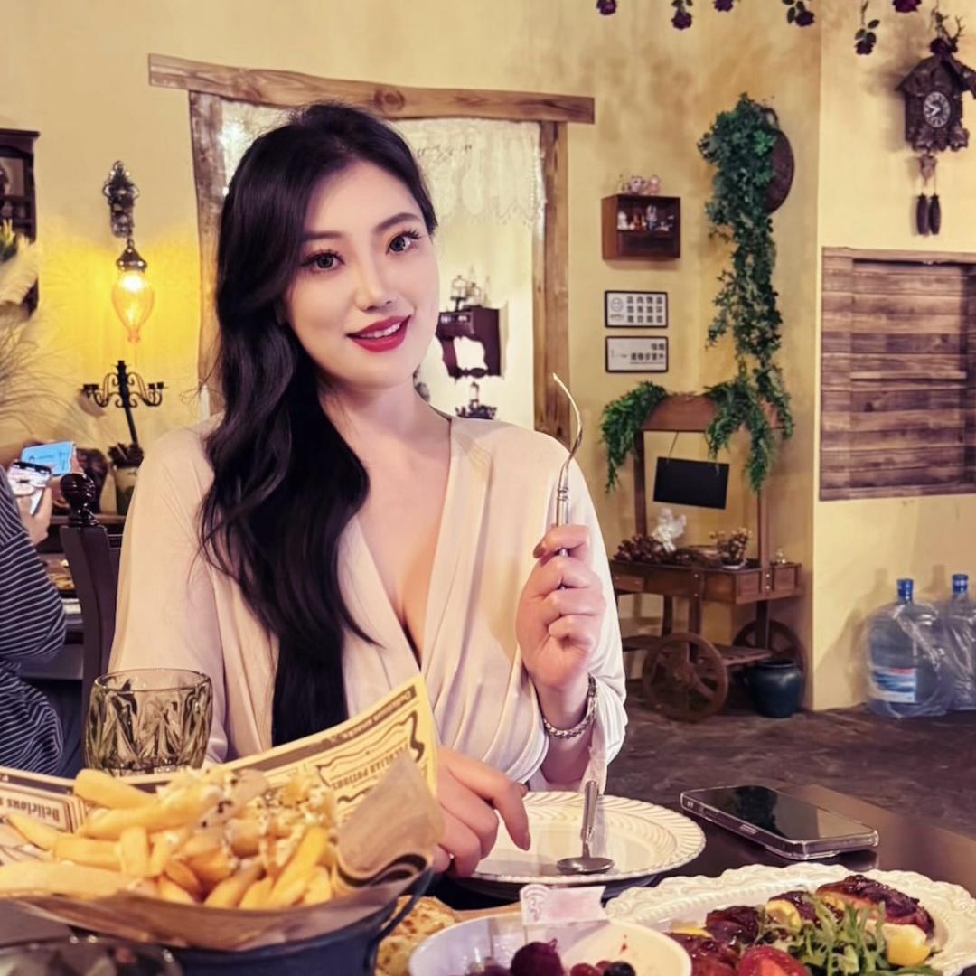 张佳慧.