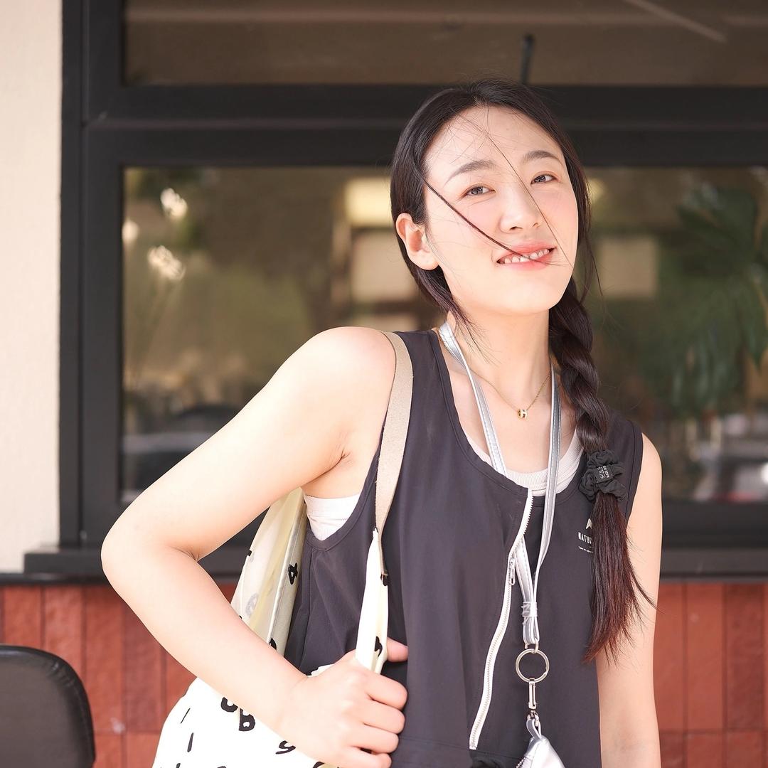 💎发际线很高女士