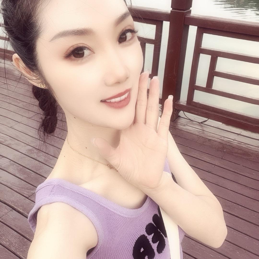 邓君，