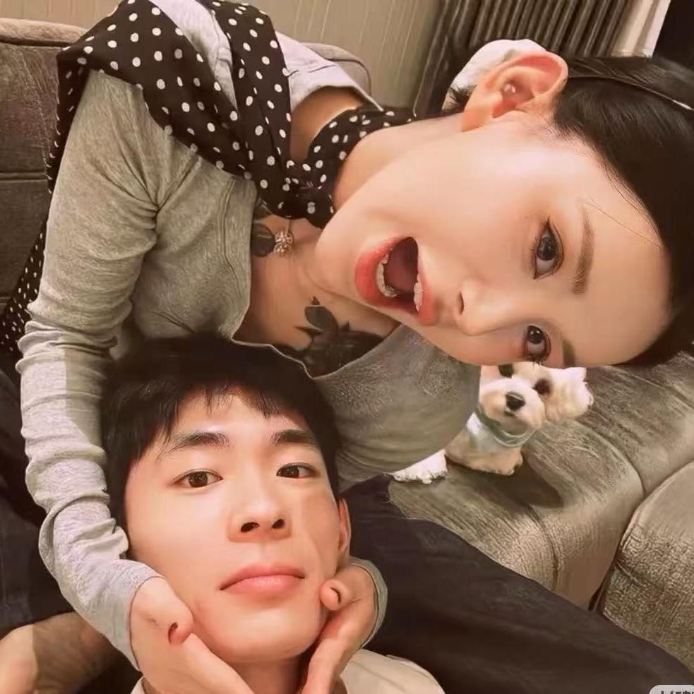 房檐旁的猫