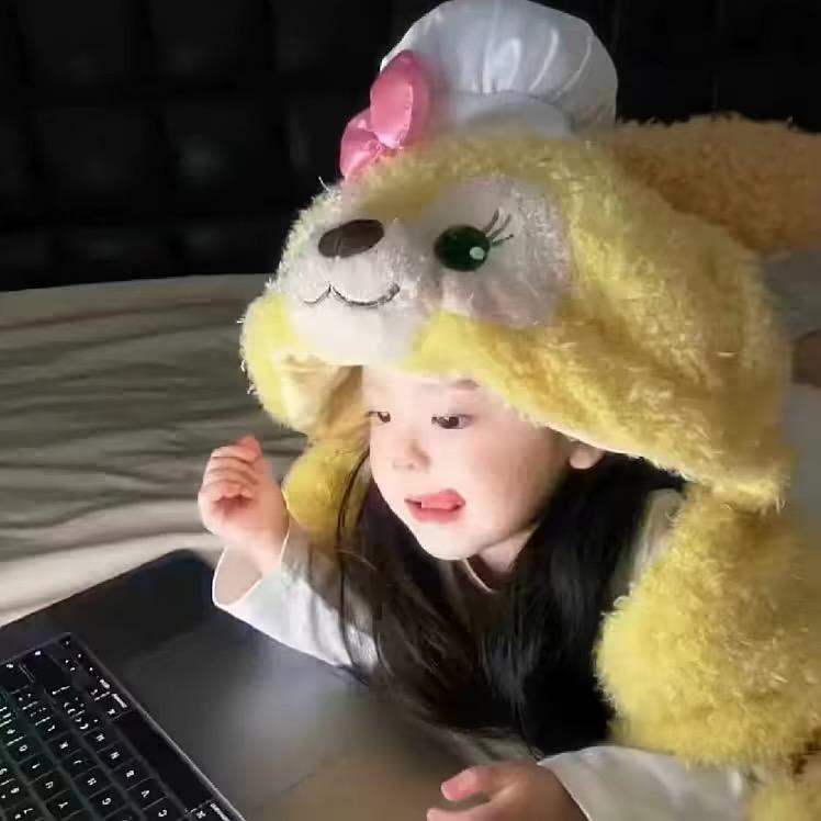 为饭冲锋的小女孩