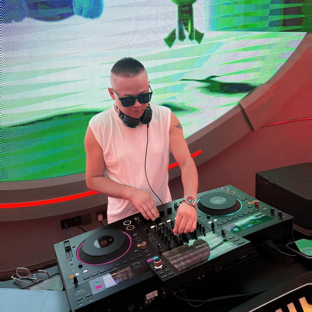 刘伟哥哥 （包厢打碟dj收学生）