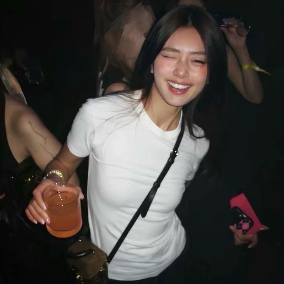 美女无语
