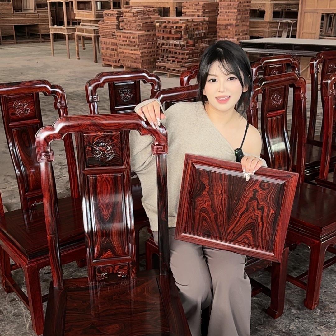 满圆红婷婷