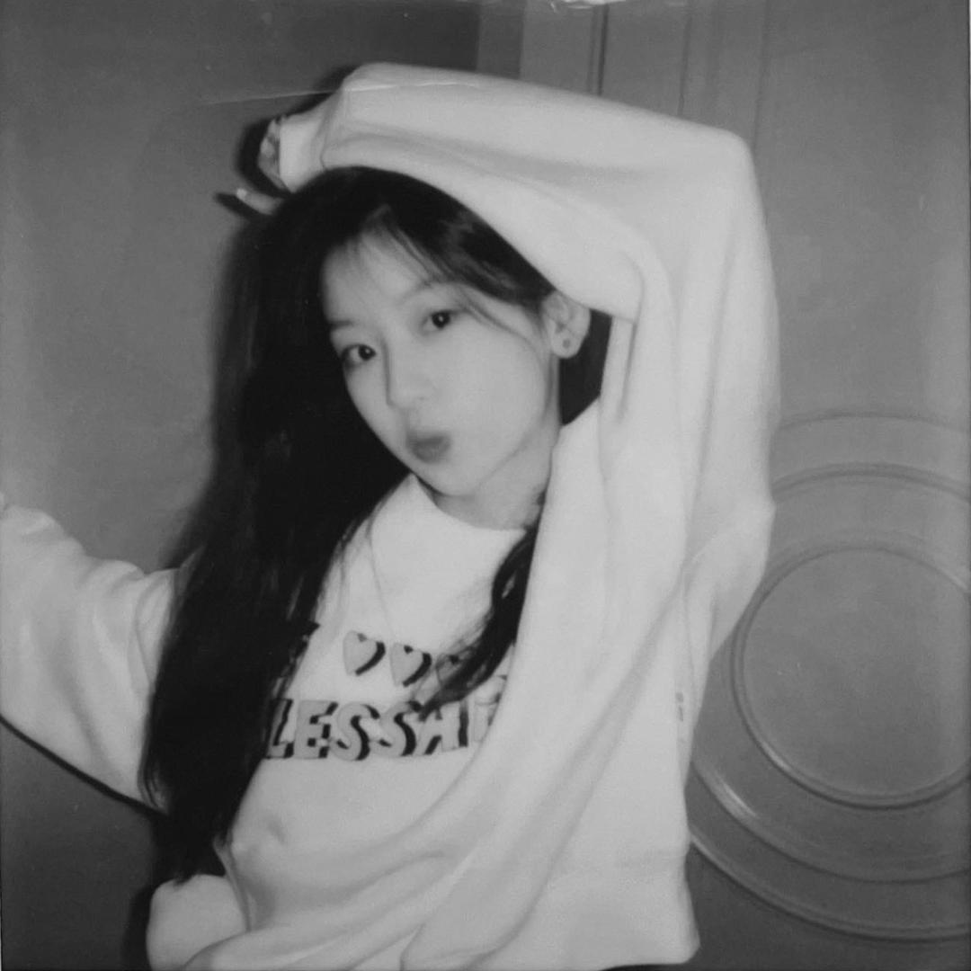 圆了吧唧一女的