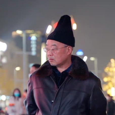 阿诺丝袜性格(爱航拍的60岁大爷已婚)