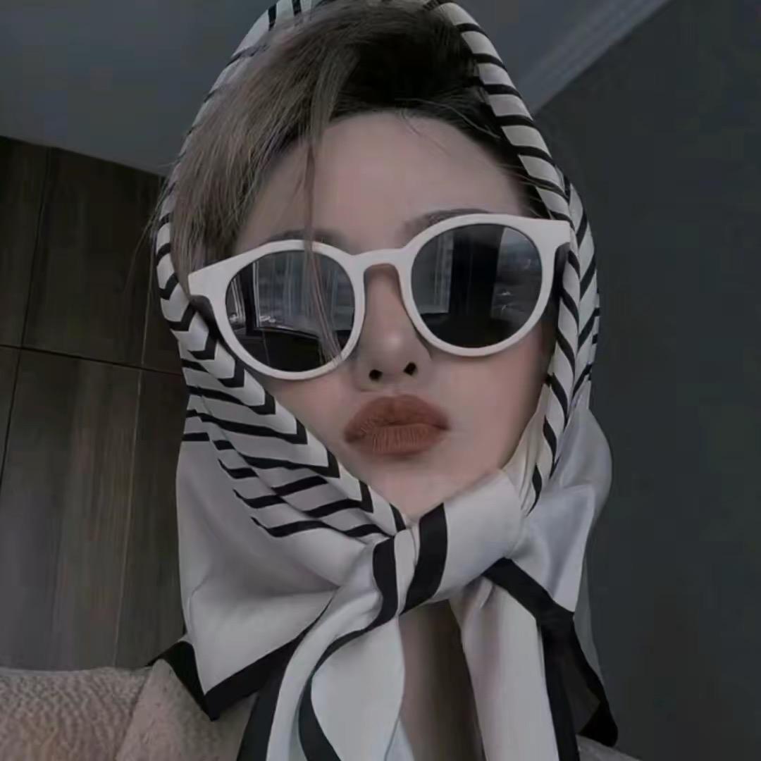 安安是一位女发型设计师。