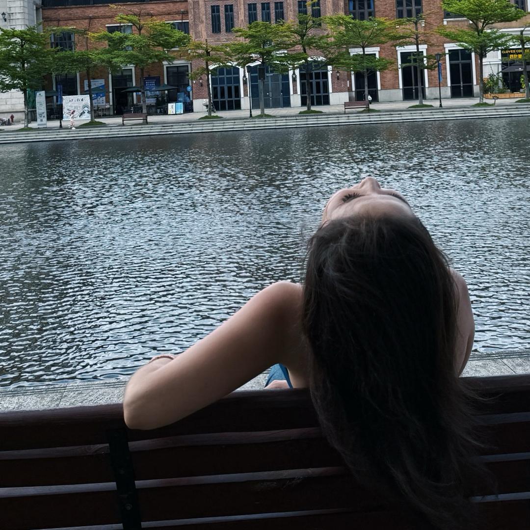 废话很多的美女子