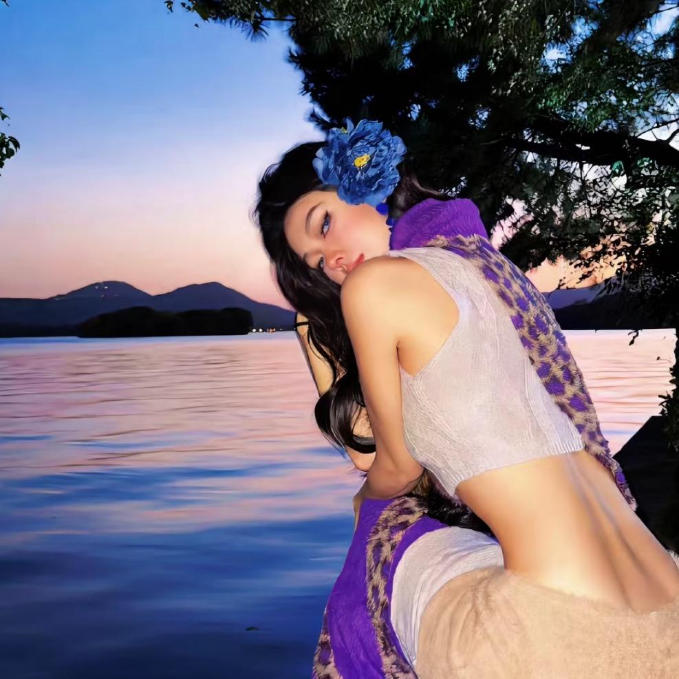 连告别都要双手插兜的女人