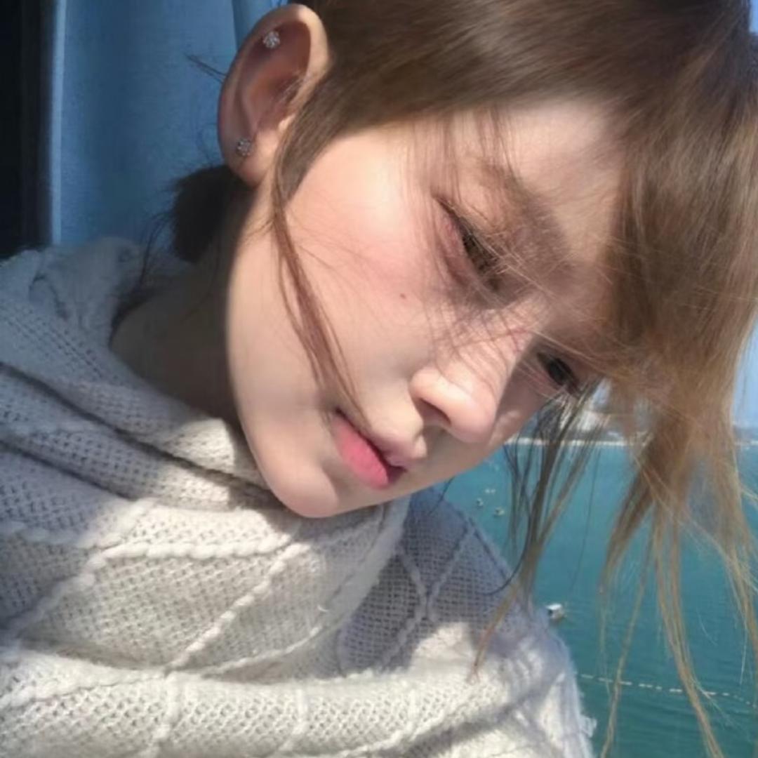 卖萌被肘击（出fo