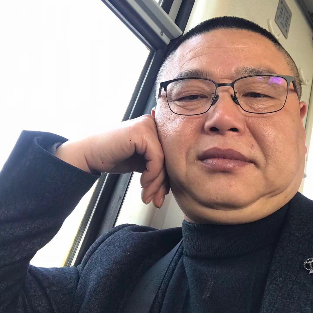 不在打扰擦肩而过，一肚子心酸不敢说。
