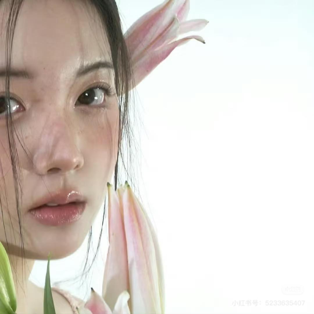 踏着灰色的轨迹