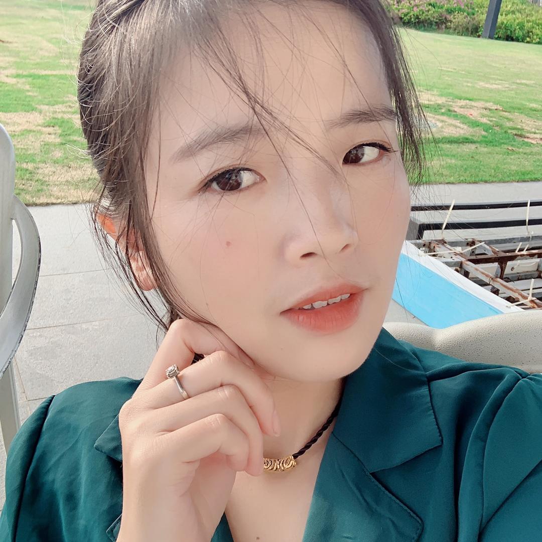 杨姐.在踩缝纫机