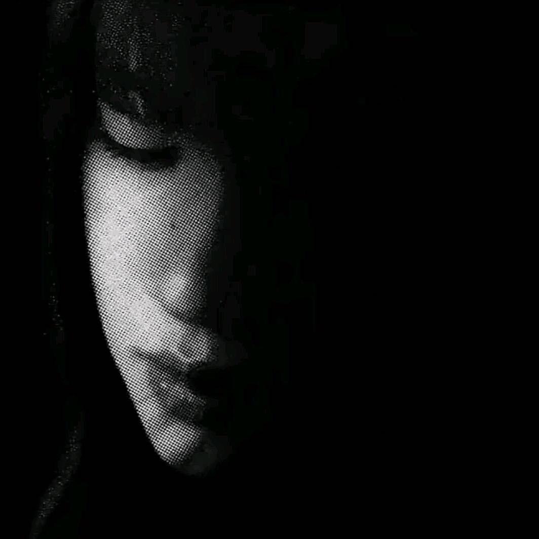 内向自卑且社恐，