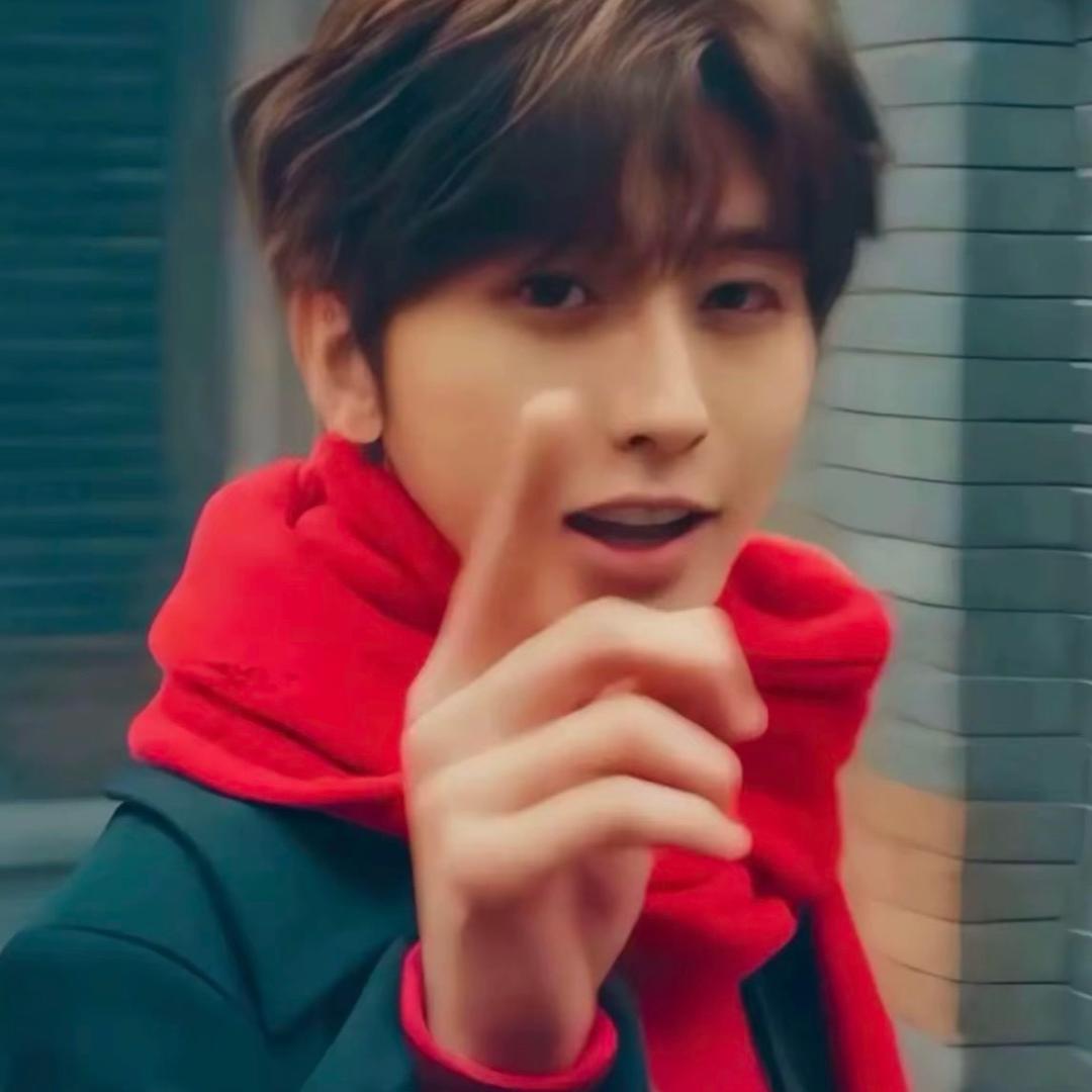 偷了霸总蕾丝内裤套头上狂奔的那个雨夜