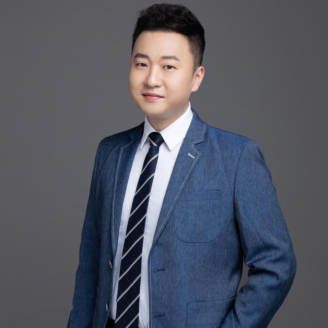 评述员陈俊杰