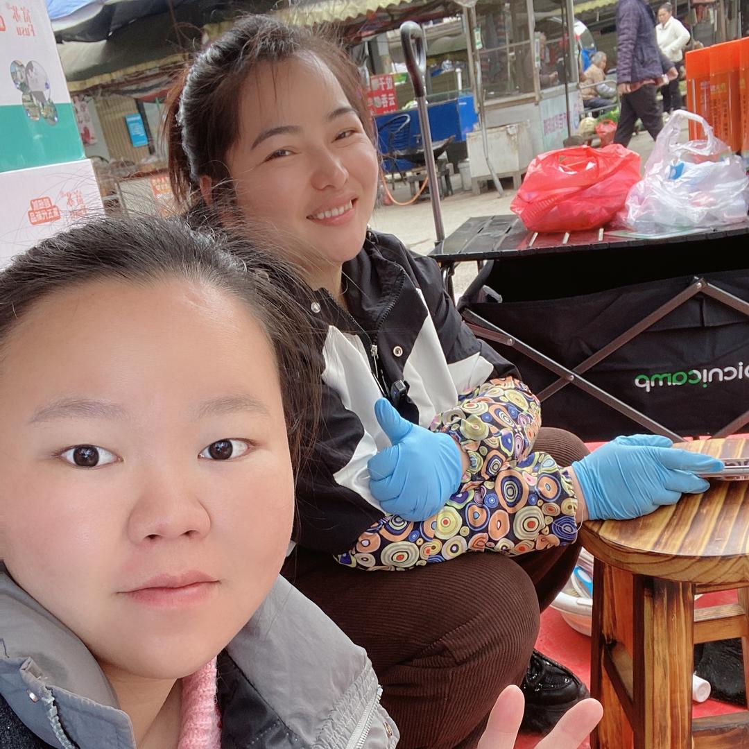 武鸣刷鞋姐妹花