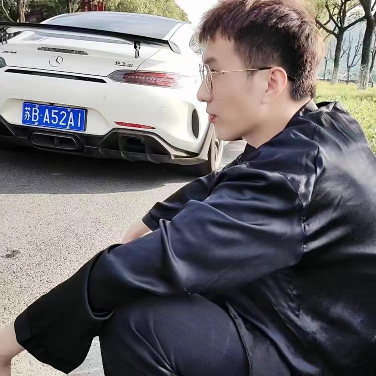 爱车的小眼睛