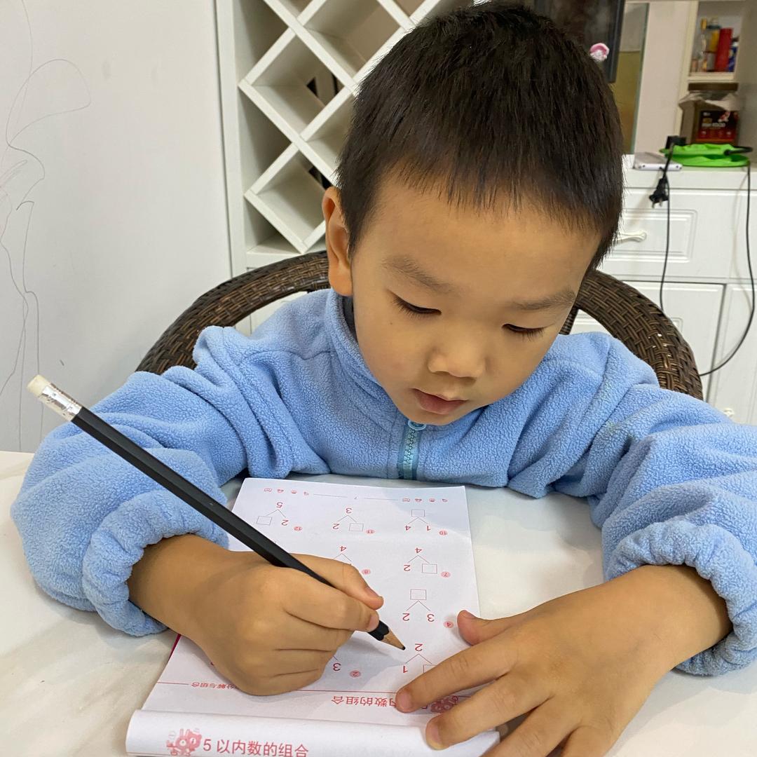 阳阳是个小淘气